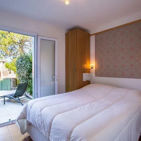 Apartment T3 Rez De Jardin,piscine Privée *